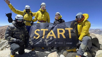 5 VĐV hoàn thành giải marathon cao nhất thế giới trên đỉnh núi lửa