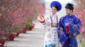 Cổ phục Việt rực rỡ dưới nắng vàng Lễ hội Xuân Cần Giờ