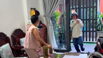 Con gái đóng giả shipper về ăn Tết để gây bất ngờ cho mẹ