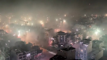 Người dân nổ pháo hoa rợp trời đêm giao thừa