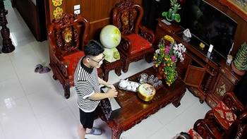 Thanh niên được mẹ và dì tập huấn chuẩn bị cho Tết đến nhà bạn gái