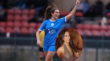 Nữ cầu thủ xinh đẹp Tara Kirk bị ‘tình dục hóa’ vì ghi bàn