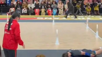 Màn xin lỗi độc lạ của vận động viên bóng chuyền đang viral