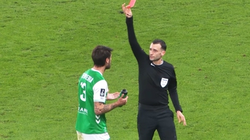 Cầu thủ ở Pháp gãy tay vì đấm tường sau khi nhận thẻ đỏ