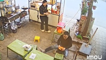 Thanh niên ngã chổng vó vẫn quyết giữ bằng được bát xôi trên tay