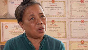 Mẹ mù chữ rớt nước mắt kể thành tích học tập của con trai