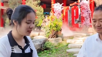 Nữ nhân viên quê một cục khi được khách mời ăn