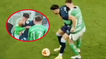 Cầu thủ Racing de Ferrol bị đuổi vì… cắn đối thủ