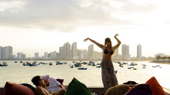 Hoàng hôn 'tỉ đô' ở Nha Trang thu hút du khách đầu năm