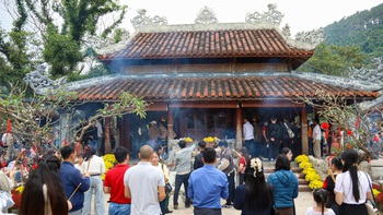 Mùng 6 Tết, hàng ngàn người dân đến chiêm bái ngôi đền thiêng dưới chân đèo Ngang