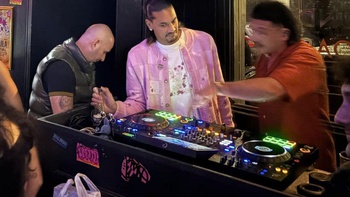 Thủ môn West Ham gây sốt với ‘nghề tay trái’ DJ ở quán bar