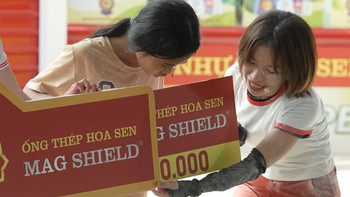 Lâm Bảo Ngọc hạnh phúc khi em nhỏ rút được tấm bảng có giá trị cao