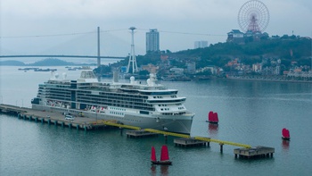 Tiệc âm nhạc chào đón gần 700 du khách trên siêu du thuyền đến Hạ Long