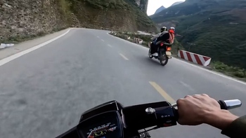 Quái xế phóng nhanh, vượt ẩu trên đèo nhận bài học nhớ đời