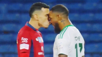 Ivan Toney chê hơi thở đối thủ có mùi khi suýt bị hôn