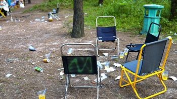 Một góc đồi Vọng Cảnh ngập rác sau những ngày xuân