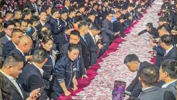 Chân dung ông chủ có biệt danh 'thích phát tiền' ở Trung Quốc