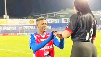 Cầu thủ chia tay bạn gái chỉ 3 ngày sau màn cầu hôn lãng mạn giữa sân