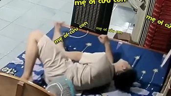 Thanh niên hét toáng gọi mẹ cứu vì bị chuột rút