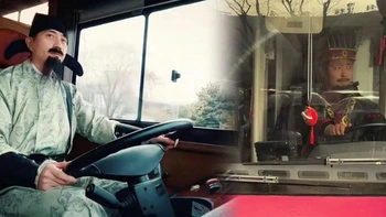 Tài xế xe buýt hóa hoàng đế, thi sĩ dịp Tết