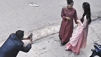 Hai cô gái hú hồn chim én khi nhờ 'ông chú' chụp hình