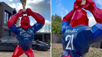 Sao tuyển Pháp dựng tượng khỉ đột cầm cúp World Cup trước nhà