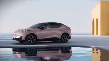 Trợ lý ảo 'nghe nhầm' lệnh thành tắt đèn pha, xe tông vào dải phân cách trên cao tốc