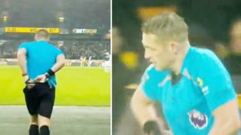 Trọng tài Ngoại hạng Anh bị nghi dừng trận đấu để đi vệ sinh