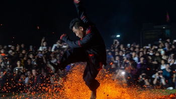 Bí ẩn lễ hội nhảy lửa của người Pà Thẻn