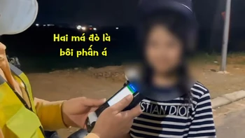 Cô gái vi phạm nồng độ cồn nhưng vẫn chống chế 'má đỏ vì em đánh phấn'