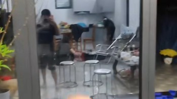 Gia chủ cạn lời với anh thợ lắp kính chống nhìn trộm đúng nghĩa đen