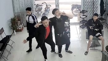 Khi khách gặp thợ cắt tóc cùng tần số