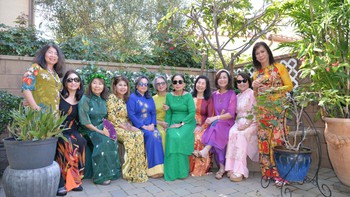 Đón Tết xa quê ở đất Mỹ, nhớ hội chợ xuân có lô tô náo nhiệt, nhớ chậu kiểng bày bán trên đường