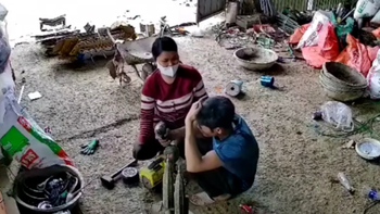 Chồng sang chấn tâm lý khi nóc nhà cầm búa