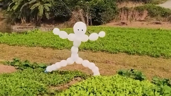 Bù nhìn vườn rau của mẹ, khéo rau sợ cũng không lớn nổi