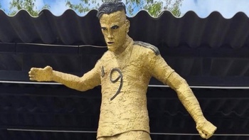 Tượng vinh danh Radamel Falcao gây tranh cãi vì kém thẩm mỹ