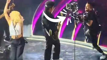 Anh cameraman làm việc bằng cả tính mạng khiến người xem thích thú