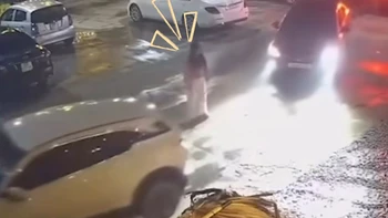 Vợ bật cười vì bị chồng bỏ quên ở bãi đỗ xe