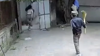 Con gái bị bố rượt chạy té khói vì nghịch ngợm