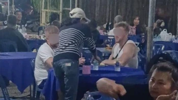 Khách Tây nhầm đám tang là quán ăn, kéo ghế ngồi chờ gọi món