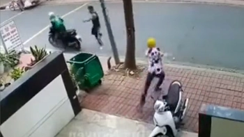 Bị bắt quả tang, hai tên trộm xe máy bị vụt không trượt phát nào