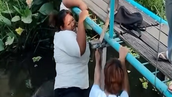 Pha xuống thuyền đi vào lòng kênh