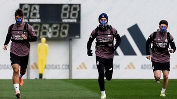 Lý do cầu thủ Real Madrid đeo mặt nạ khi tập luyện