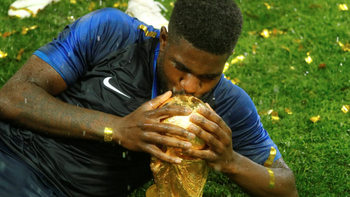 Trung vệ tuyển Pháp Umtiti giải nghệ làm phóng viên thể thao