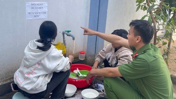 Nữ sinh đánh nhau được công an xã hòa giải bằng cái ôm và rửa chén