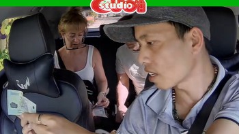 Tài xế taxi chỉ lấy 90.000 đồng khi khách Tây đưa nhầm 1 triệu đồng