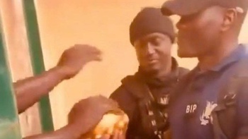 Tuyển Senegal mang cúp AFCON vào nhà giam để ăn mừng