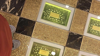 Khách sạn dỡ 79kg vàng lót sàn khi giá vàng tăng chóng mặt