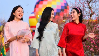 Lễ hội Xuân Cần Giờ tại Vinhomes Green Paradise có mai trăm tuổi, có khinh khí cầu