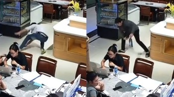 Khi sếp bắt lau sàn cho kĩ để giữ chân khách hàng